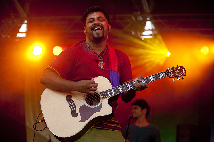 Raghu Dixit performs at OneFest by Adam Gasson / threesongsnoflash.net