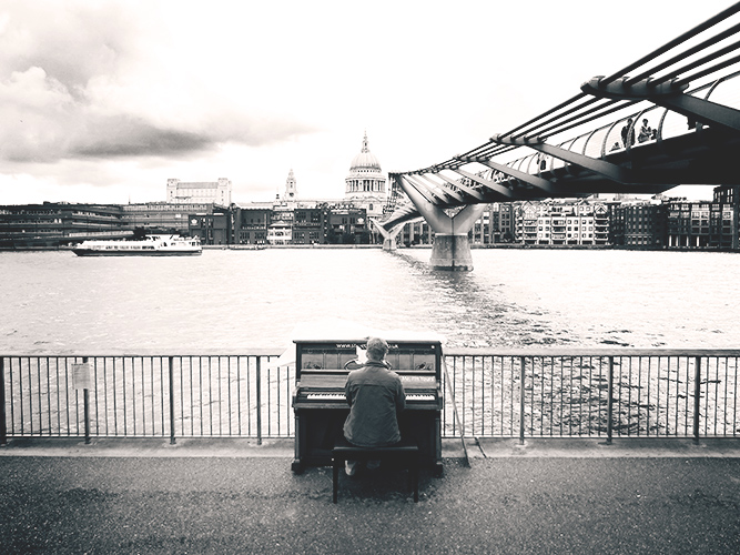 London street piano player by Adam Gasson / adamgasson.com